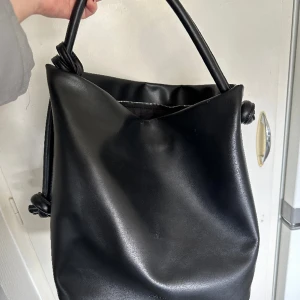 Carin Wester väska - Fin väska med lite skavanker, se bilder, hänger även en korthållare i axelremmen. 150kr + frakt, annars hämtas det i Eskilstuna 