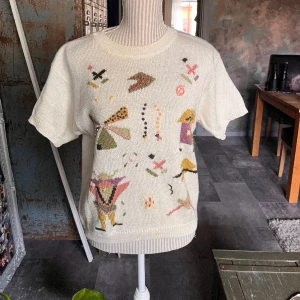 STICKAD TRÖJA MED MÖSTER - Fin t-shirt med motiv💗