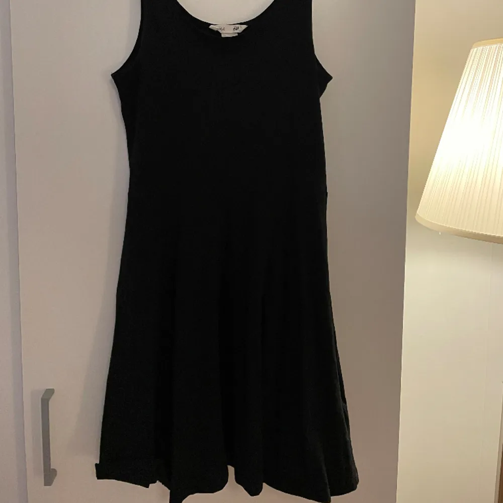 En svart klänning som passar alla tillfällen, en sommar kväll eller till och med en middagsbjudning. Superskönt material oxh en klänning som fladdrar i vinden.. Klänningar.