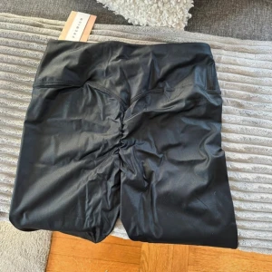 Träning tights med skrunch  - Säljer oanvända träningstights med skrunch. Superfina men skulle säga att de passar en storlek M snarare än L