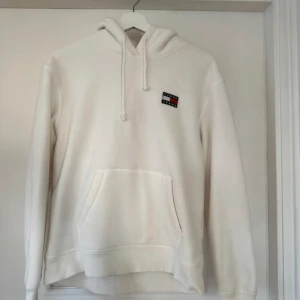 Tommy Hilfiger Hoodie - Tommy Hilfigger Hoodie vit i storlek S. Endast använd 1 gång. 