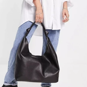 ASOS tote väska  - En helt oanvända tote väska från ASOS, köpt förra året men endast provad och har hängt oanvänd sen dess. Väldigt rymlig och mycket får plats. Mått och egna bilder finns vid intresse. 💞