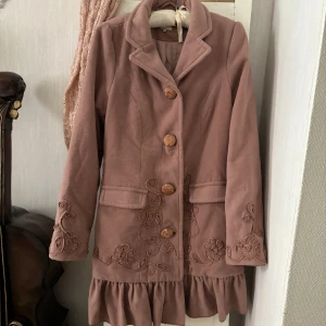 Vintage antik rosa vacker kappa med broderier och volanger halsduk mössa - Storlek 40