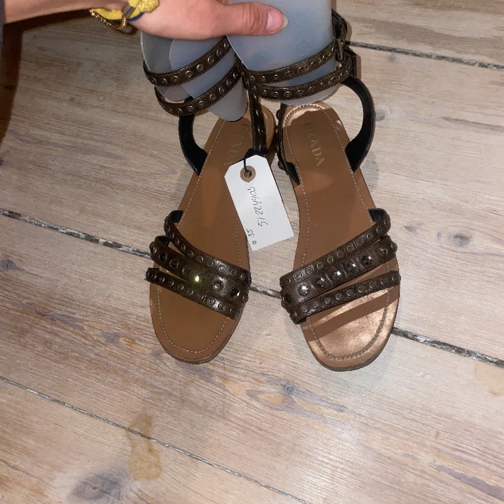 Fina slippers från Prada i nyskick  passar en 38 också . Skor.