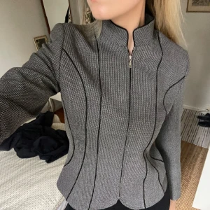 Tröja/jacka  - En Jack-inspirerad tröja. Supersnygg framhäver figur!  😄