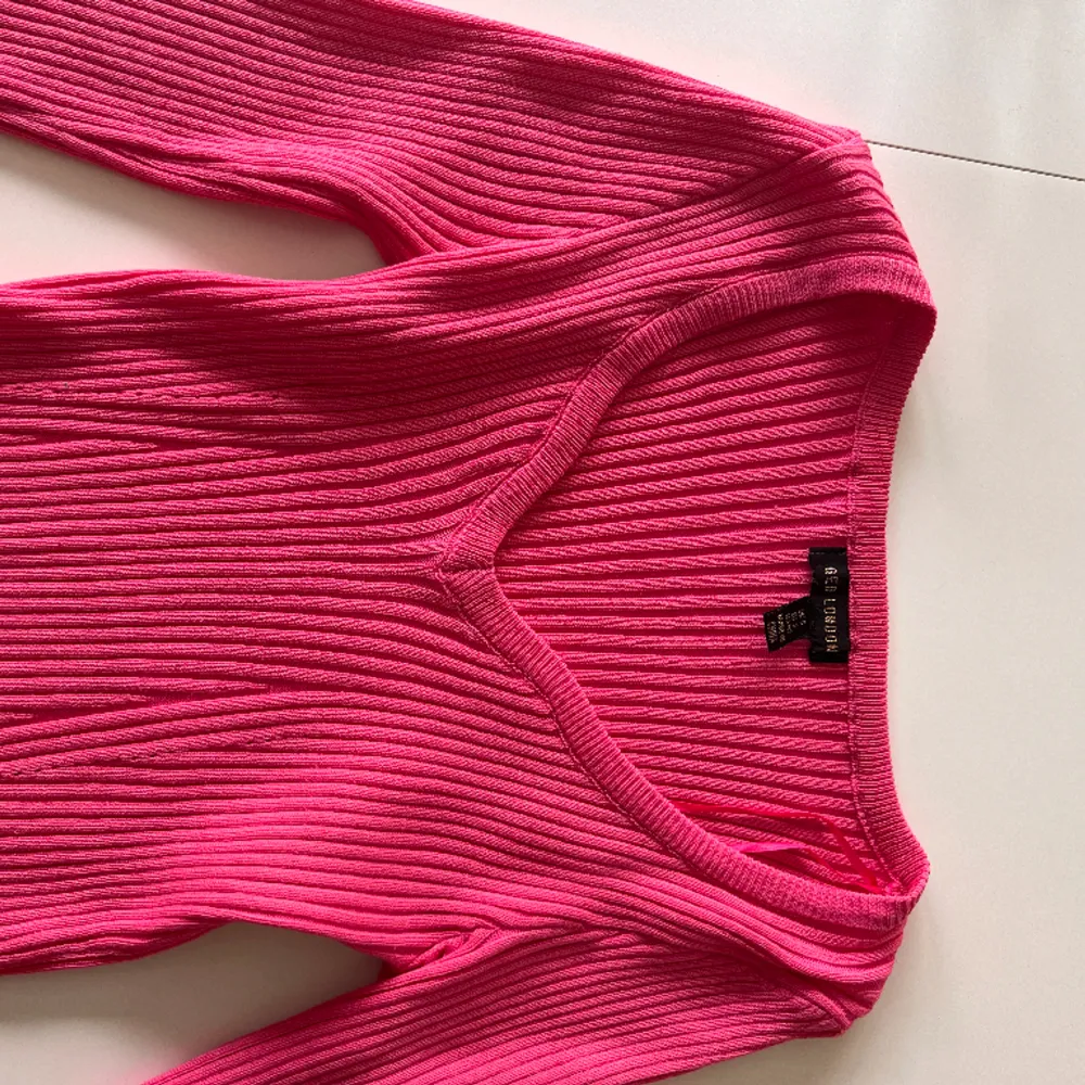 Riktigt fin stretchig tröja i Barbie rosa!🎀 Endast testad, så helt som ny! Köpt på asos 330kr, slutsåld nu. Tröjor & Koftor.