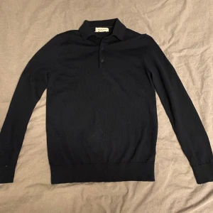 Stickad tröja - Säljer men stickade tröja då den är för liten för mig. Använt tröjan runt 5 gånger så är som ny nästan. Hör av er vid frågor. 