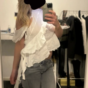 Somrig volang blus  - Fin volang blus till sommaren i storlek S , köpt på zara sommaren 2022. Är i bra skick bortsett från att den behövs strykas/ångas men det löser jag innan jag skickar tröjan till den som köper🙌