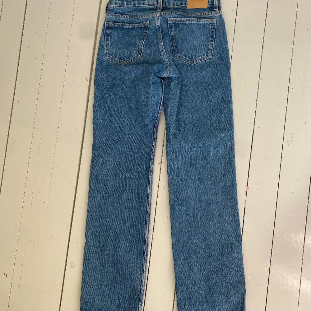 Lågmidjade Weekday arrow jeans. Använda typ 2 gånger, perfekt skick. Jeans & Byxor.