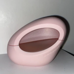 Ariana Grande MOD Blush Eau De Parfum - Använd pyttelite, älskar lukten men inte på mig. Jag har ej ngn låda till tyvär. ✨