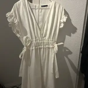 Supersöt vit klänning från zara, passar perfekt till student eller konfirmation! Storlek XS💖