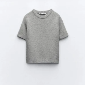 Stickad tshirt  - Superfin topp från zara, aldrig använd endast testad💕