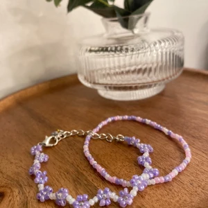 Enkelt blommigt armband  - Blommigt armband ”PIM”- 25kr 💜 ”PENNY” - 15kr  Båda 35kr 