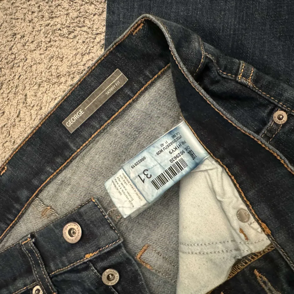 Säljer slim dondup jeans som är köpta på vestiaire med legit check, finns äktighetsbevis. Oanvända då de var för små för mig. Kan både mötas i Centrala Stockholm och frakta!. Jeans & Byxor.