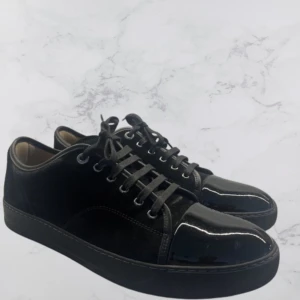 Lanvin skor, Väldigt bra skick - glänsiga svarta lanvins i storlek 8/43. Inget tecken på användning. 9,4/10. Box och skopåsar ingår. Dm för eventuella frågor.