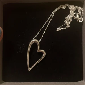 Halsband med hjärta  - Helt oanvänt halsband från Edblad! 