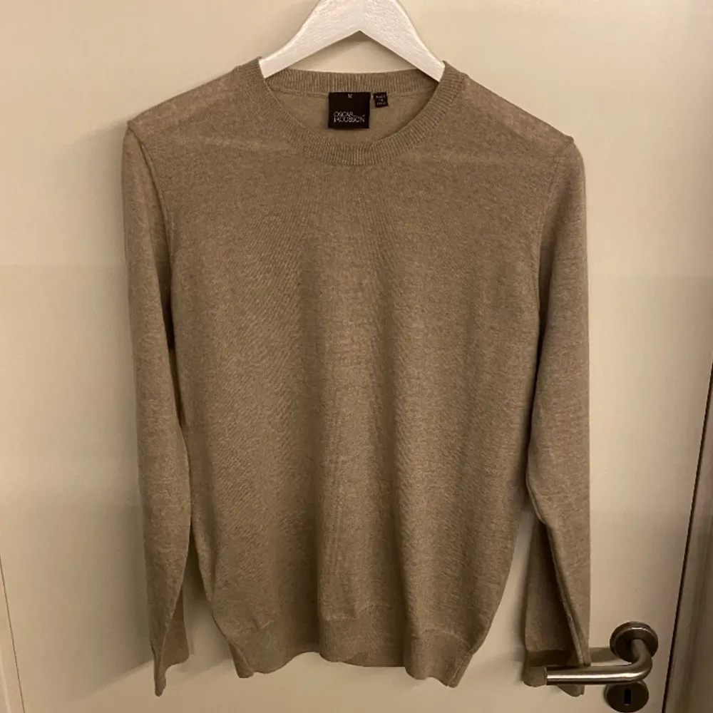 Tja, säljer en riktigt snygg Oscar Jacobson crewneck, riktigt bra skick har bara använt den 1 gång alltså typ helt ny, modellen är 193cm, ny pris 1500kr skriv vid fundering . Tröjor & Koftor.