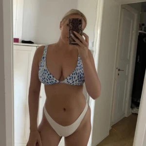 Bikini topp  - Bikini topp köpt från Plick men är från SHEIN helt ny oanvänd, i topp skick säljs pga för liten !  Storlek L men passar även andra storlekar eftersom man knyter  själv ! ( pris kan diskuteras 🩷 ) INTE MIN BILD TAGEN FRÅN PERSON JAG KÖPT FRÅN !!!! 