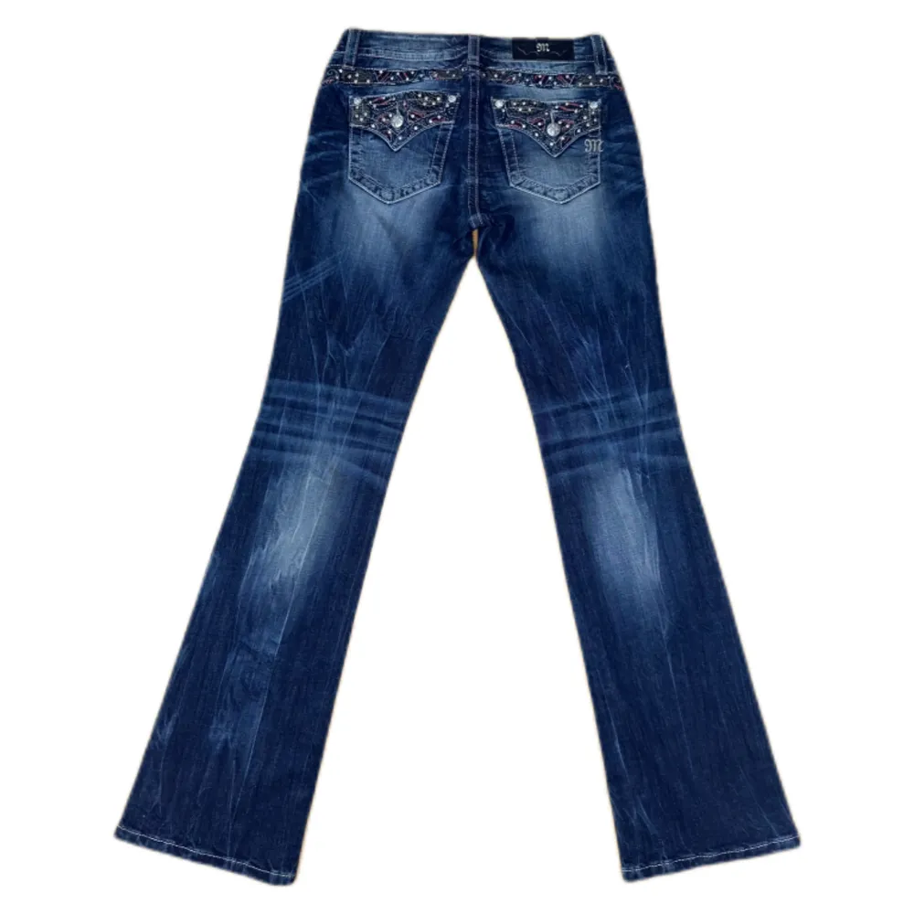 Miss Me jeans i modellen ”Mid-rise/easy boot” midjemåttet rakt över är 39cm. Ytterbenet 107cm och innerbenet 85cm. Jeansen är som nya. Kontakta vid intresse!. Jeans & Byxor.