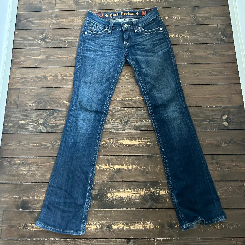 Super coola bootcut Rock revival jeans! Kan gå ner i pris vid snabb affär!❤️ Original pris 2000kr🥰 Midjemått 75cm, innerbenslängd 84cm . Jeans & Byxor.