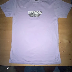 Fet skate/streetwear tröja från ripndip - En snygg tröja från ripndip, jag säljer den för jag kan inte matcha med mina andra kläder. Den är knappast använd och alla tryck har inga märken och tröjan är i bra kvale.