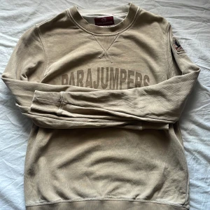 Parajumpers tröja - Tröjan är i god skick, inte används mer än 3-5 gånger. Köpt på Johnells i Linköping för ungefär 3 månader sedan. Tröjan har inga problem eller skador. Köpt för 1900 kr