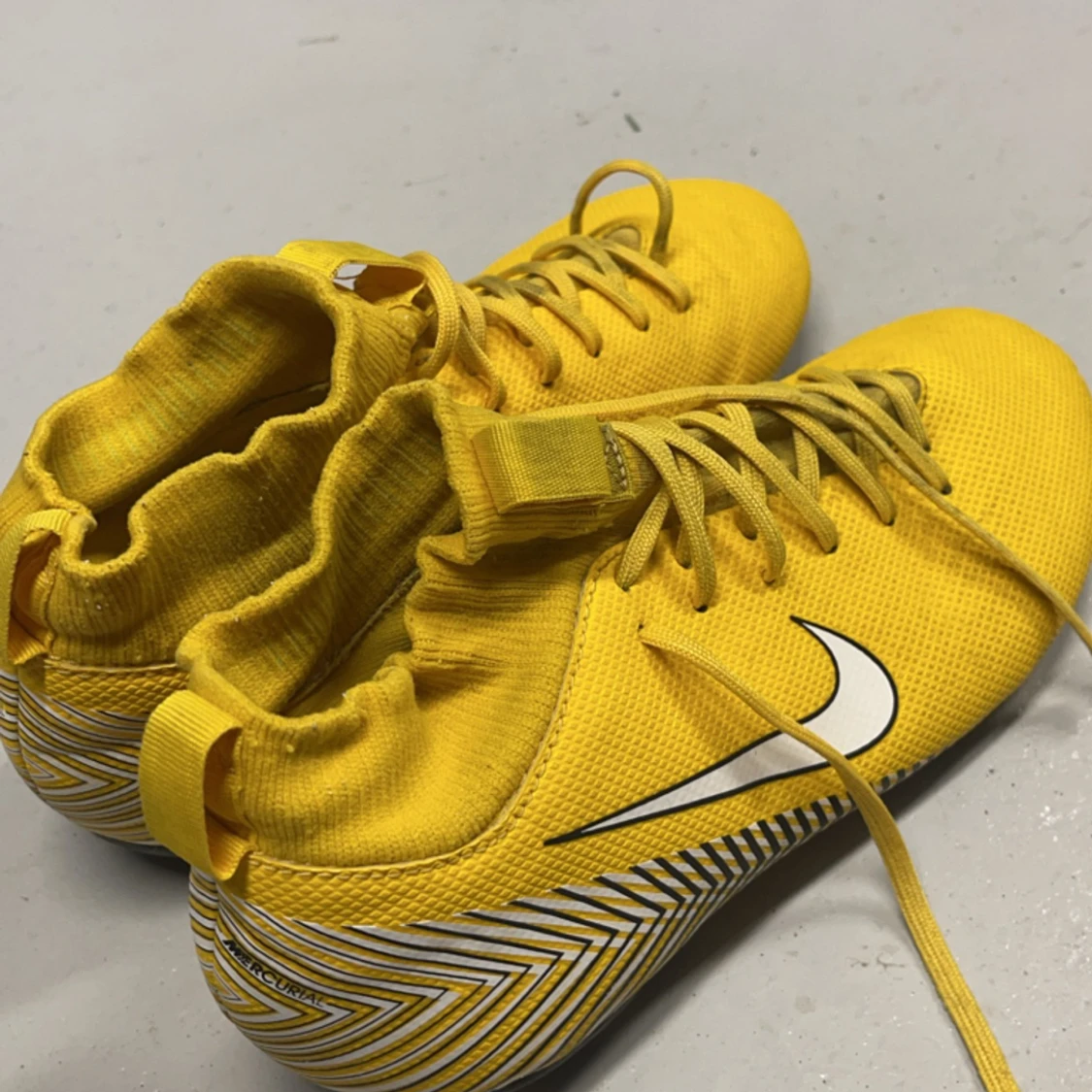 Gula fotbollsskor 