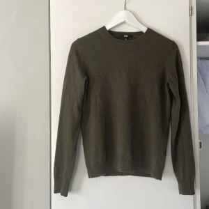 100% Kashmir tröja  - Väldigt fin 100% Kashmir tröja från märket UNIQLO. Tröjans skick är väldigt bra bara ett litet hål ena ärmen, men inget man tänker på när man har på sig den. Storlek Small. Hör av er vid minsta fundering :) Priset är ej hugget i sten 