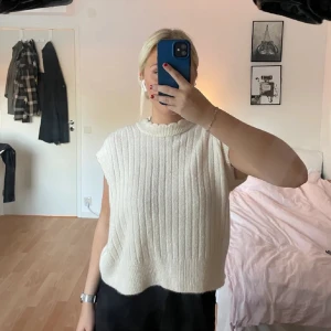 Stickad väst - Jättesöt stickad väst från Only i storlek M. Den är använd men i bra skick!💕