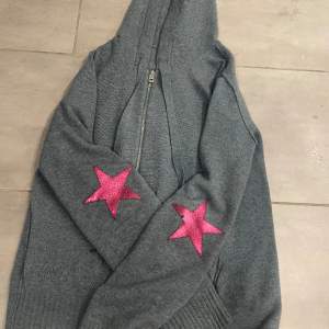 Säljer nu mina Zadig hoodie i storlek S, säljer pågrund av att den inte kommer till användning längre, tröjan är 100% cashmere, ny pris runt 5 tusen, bara att skriva vid funderingar eller mer bilder 🙌🏻