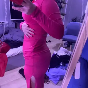 Lång rosa klänning med halvt öppen rygg. (syns på bild 2) Den är helt oanvänd och är nyköpt. Lite lång för mig som är 149.Jätte skönt och strechigt material. Skriv privat för frågor eller bättre bilder. 120kr+frakt