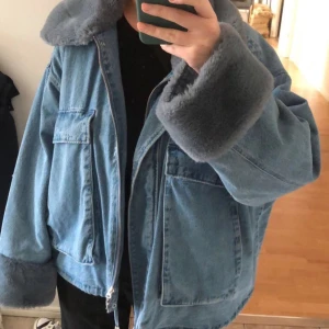 Jeansjacka  - Lånad bild! Supersnygg jeansjacka nu till våren🩷 har inga tecken på användning🩷