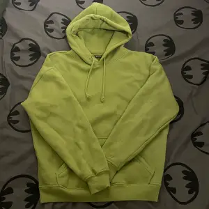 Grön hoodie från Bikbok i nyskick! Aldrig använd, fortfarande jätte mjuk och fluffig i materialet. 