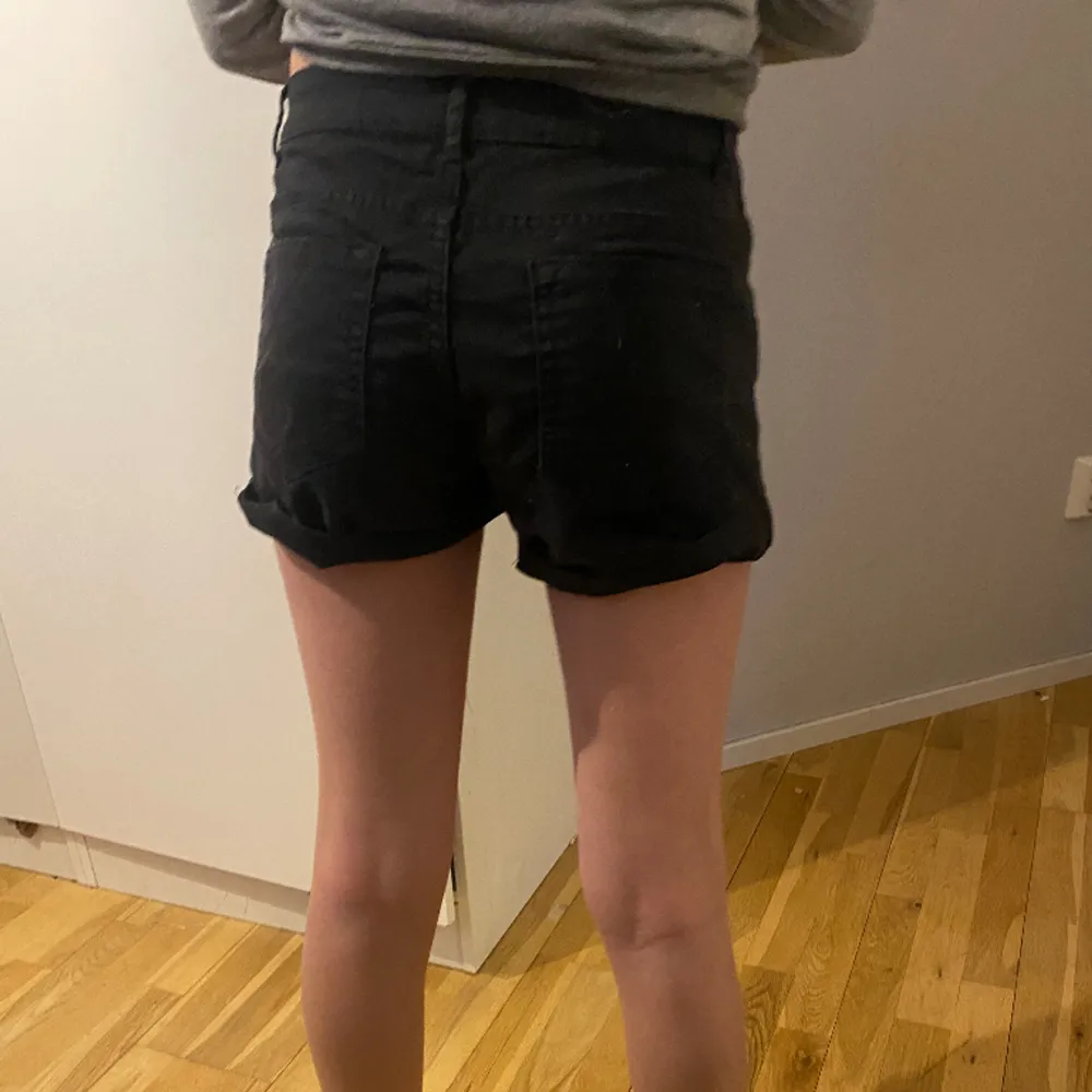 Ett par svarta shorts som jag inte tycker om och vill bli av med💕. Shorts.