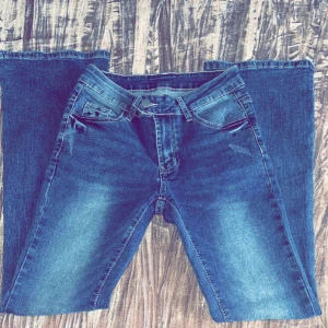 Jeans - Ett par väldigt snygga jeans som jag nu säljer på grund av att dom aldrig kommer till användning, hör av er om ni vill köpa dom💞💞