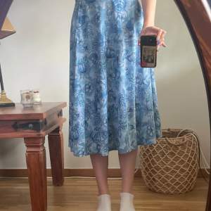 säljer denna superfrina somriga kjol ! den är i strl 40, men köpt 2hand och passar mig som har 36 (lågmidjat) ❤️hör av er vid frågor :) frakt tillkommer! kram🫶🏼