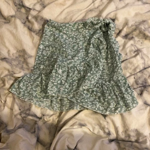 Kjol - En grön kjol från SHEIN tycker inte om den så mycket, den e för liten 