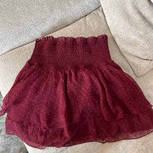 Vinröd kjol från Bik Bok i storlek S. Så fin!!!💖