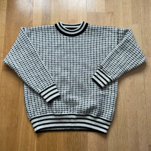 Fiskartröja - Hej! Säljer en riktigt fin fiskartröja. Perfekt på våren eller kalla sommarkvällar samt vinterkvällar. Finns i Stockholm och kan skickas! 