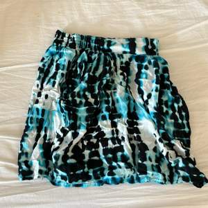 As coolt mönster kan användas som både kjol och topp