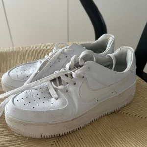 Nike air force dam - Säljer att par Nike air force i storlek eur 38,5, inte mkt använda