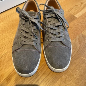 Christian louboutin skor - Hej! Säljer nu mina nya Christian Louboutin skor. Det är i jättefint skick 9/10, använda fåtal gånger. Storleken är 41 men passar mig som har 42. Skulle kunna tänka mig att kunna gå ner lite vid snabb affär!   Tveka inte att höra dig!