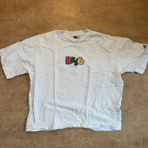 Vit t-shirt - District 46 storlek L, märket är lite urtvättat. 