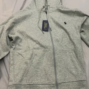 Grå polo zip - Säljer för att den e för stor