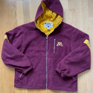 Champion - Hej! Säljer en riktigt skön flis med dun inredning. Märket är champion och den enda skavanken är att det står ”sampel” inuti. Men inget som syns när den är på. Finns i Stockholm och kan skickas! 