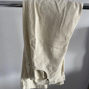 Beiga manchesterbyxor  - Beiga manchesterbyxor. I princip oanvända då de är för stora. 