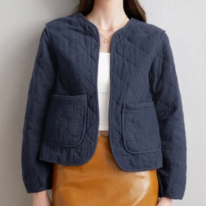 Jacka  - Marinblå vår jacka i stl 40 men sitter som en s/m. Använd fåtal gånger, slutsåld på hemsidan  Nypris: 770kr 