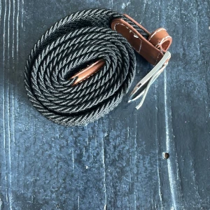 Flätat ”grisch” bälte  - Nice flätat bälte i bra skick. Tror 105 cm. Passar nästan alla eftersom att man kan spänna fast den var som helst.