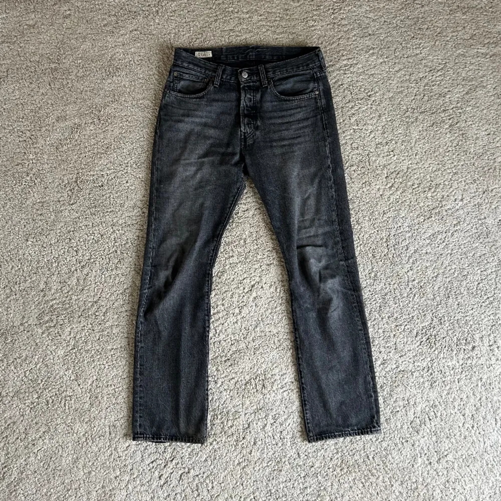 Svarta Levis 501 i använt skick.  storlek 31/32. Jeans & Byxor.