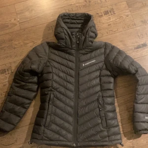 Peak performance jacka - Säljer min fina peak jacka då den inte är min stil längre. Jättefint skick. kan gå ner i pris i snabb affär. Den är typ olivgrön, men enligt mig ser den svart ut på avstånd. 